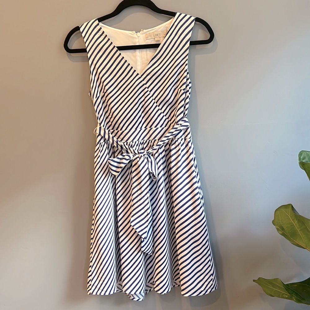 LOFT SUMMER DRESS SIZE 2P ( I am size 4 fits perfect)
